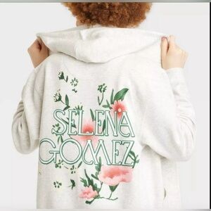 Selena Gomez Floral Zip-Up Graphic Hoodie – Light Gray (XL) 🌸✨